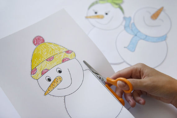 Schneemann-Fensterbilder basteln mit Kindern