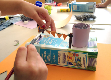 Upcycling-Idee: Boote aus Milchkartons basteln