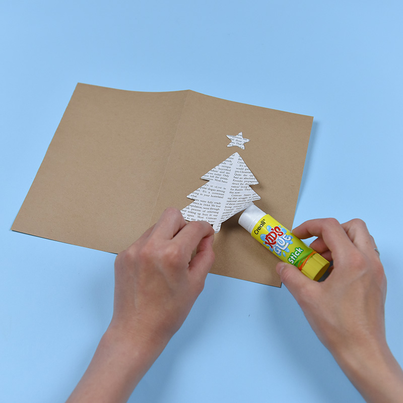 Weihnachtskarten aus Zeitungspapier basteln