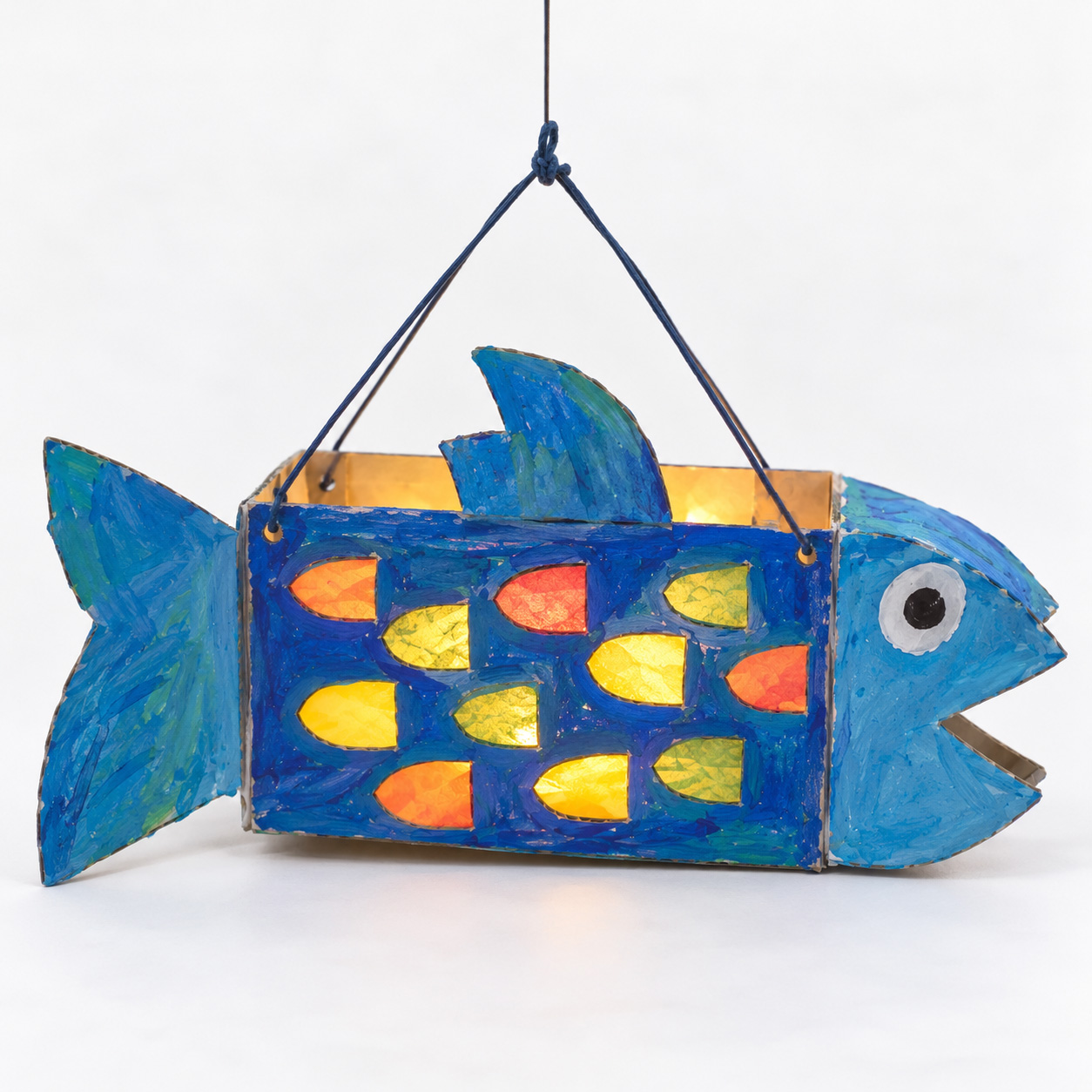 Leuchtende Fisch-Laterne aus einem Schuhkarton