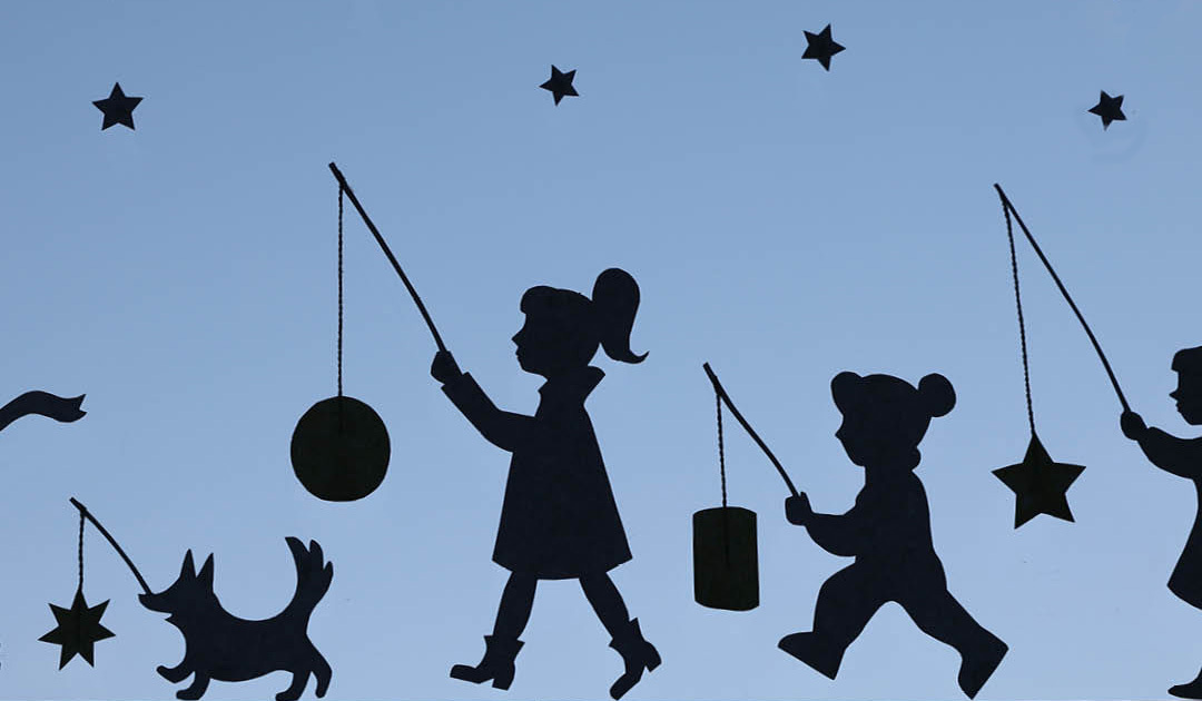 St. Martin: Silhouetten von Kindern mit Laternen beim Laternenumzug