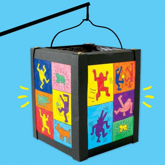 Eckige Laterne aus Karton mit bunten Figuren nach Keith Haring bemalt