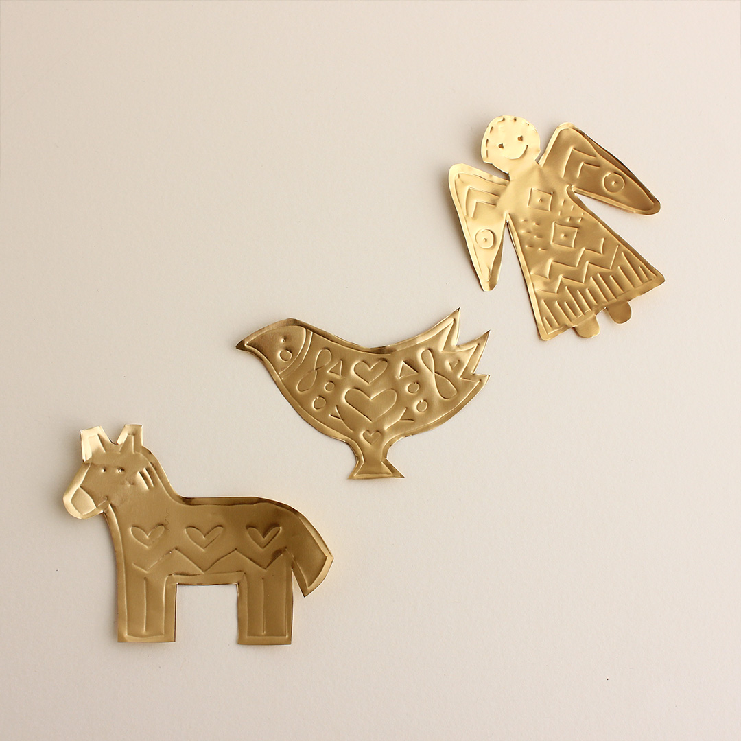 Anleitung: Weihnachtsschmuck aus goldener Prägefolie basteln