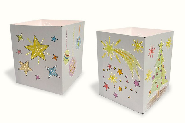 Zwei fertige Weihnachtsleuchten mit ausgemalten und geprickelten Sternen
