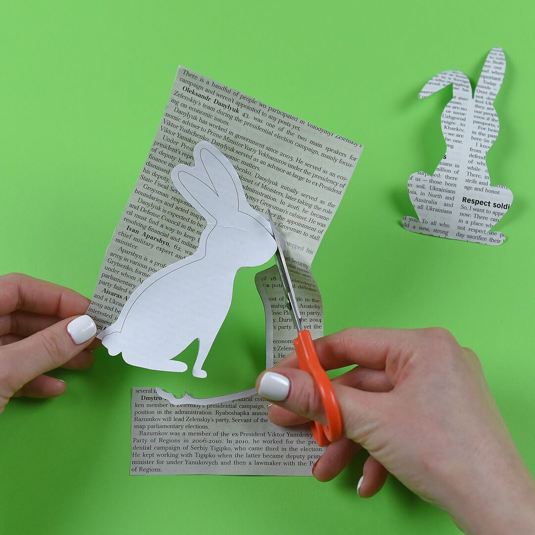 Osterkarten aus Zeitungspapier basteln – Schritt für Schritt