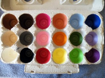 Auf Farben-Entdeckungsreise mit dem Kuriositäten-Karton
