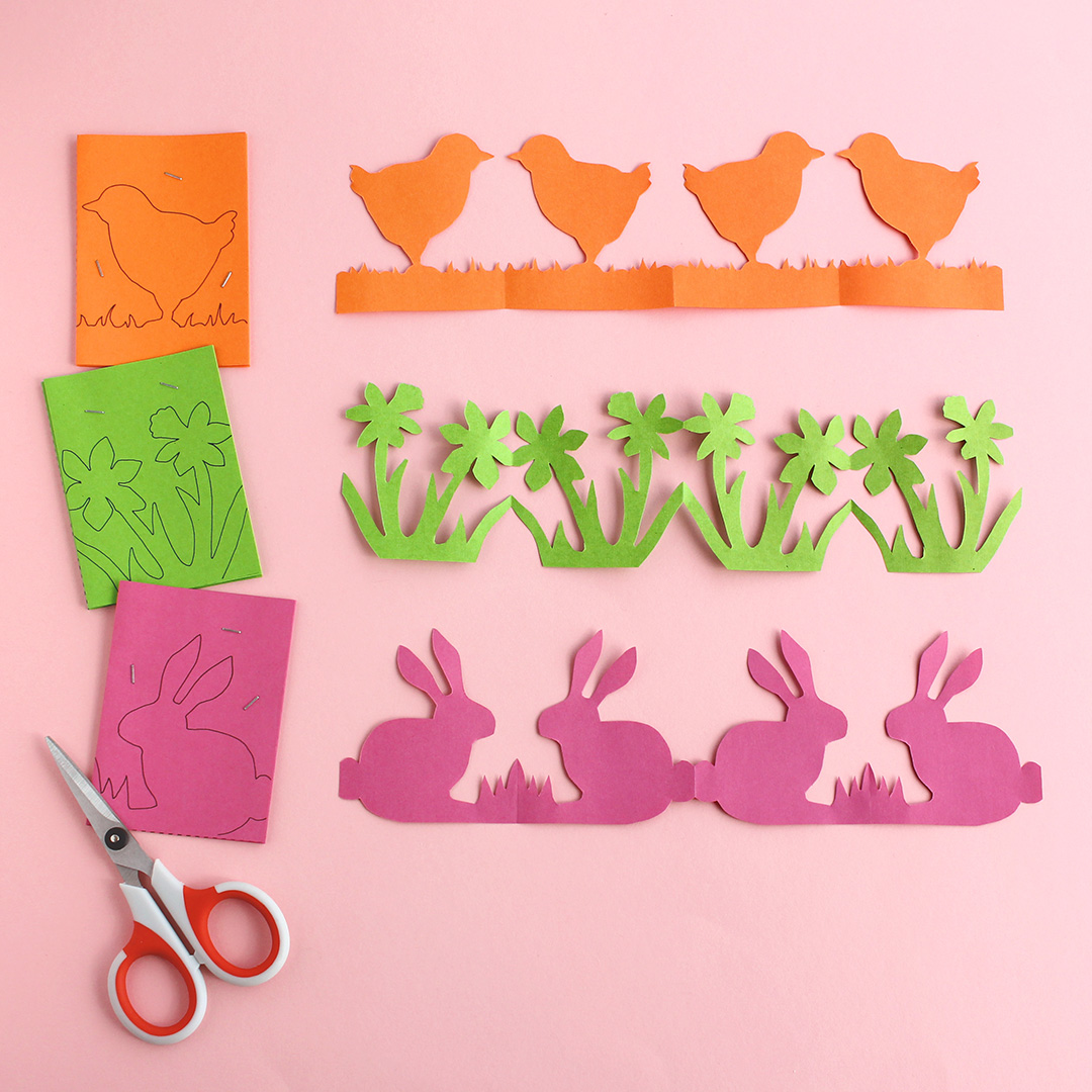 Drei Papierketten mit Oster-Motiven: Küken, Narzissen, Osterhasen mit ausgedruckten Bastelvorlagen