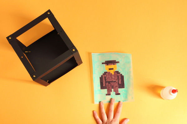 Anleitung: Karton-Laterne basteln mit coolen Pixel-Helden für Kinder