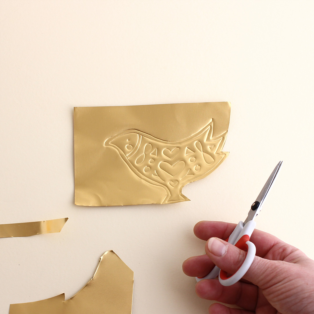 Anleitung: Weihnachtsschmuck aus goldener Prägefolie basteln