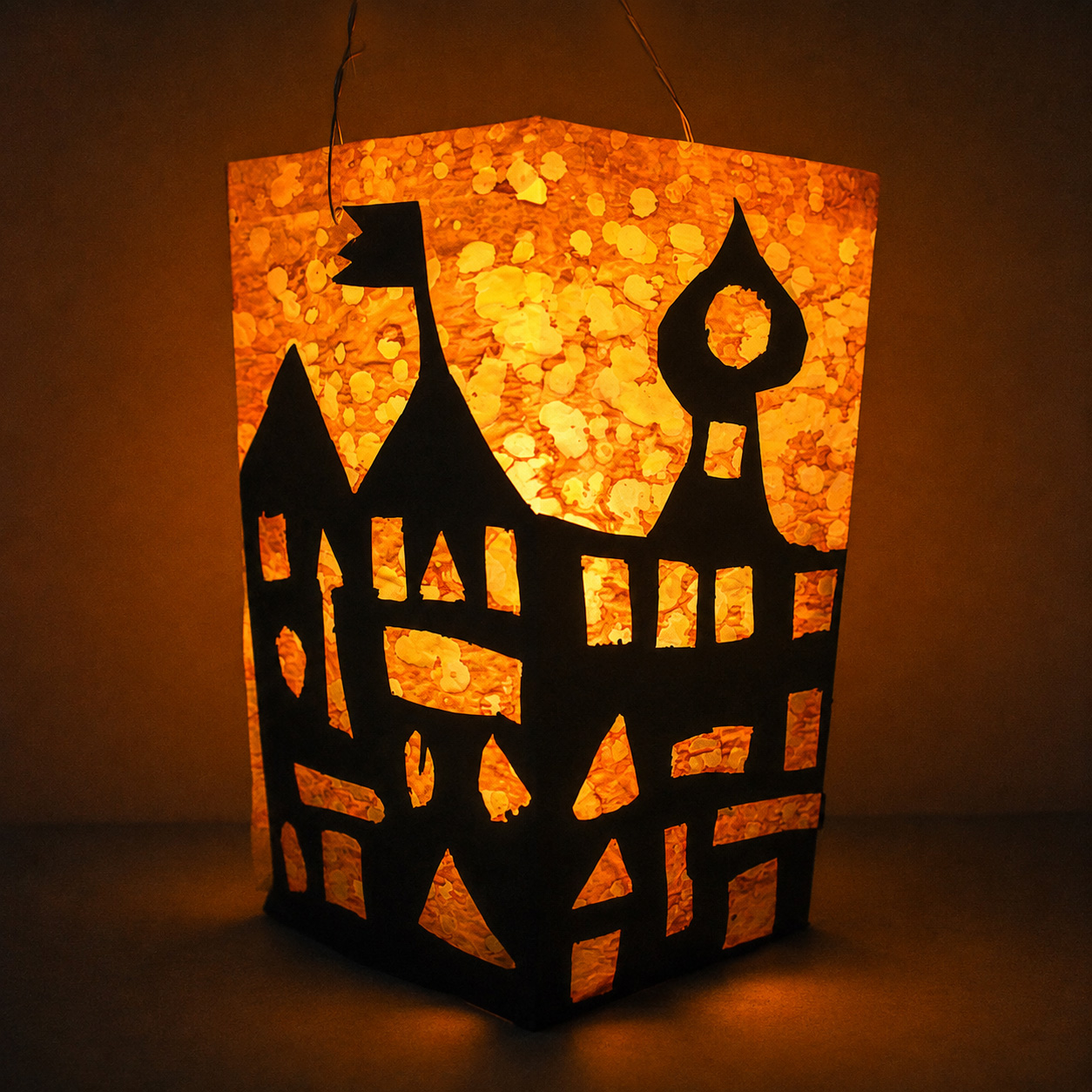 Leuchtende Stadt-Laterne basteln:  Stadtsilhouette mit Tropfbatik & Scherenschnitt