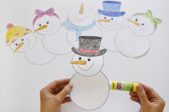 Schneemann-Fensterbilder basteln mit Kindern