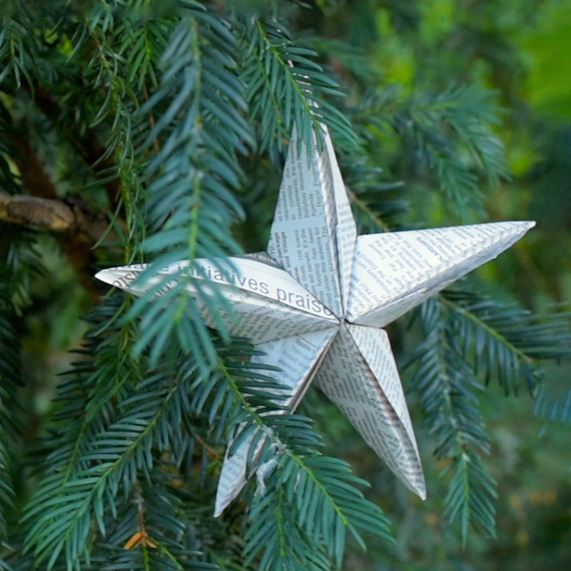 Weihnachtsschmuck aus Zeitungspapier