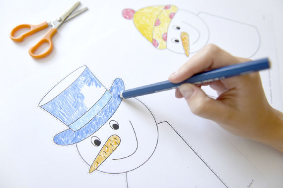 Schneemann-Fensterbilder basteln mit Kindern