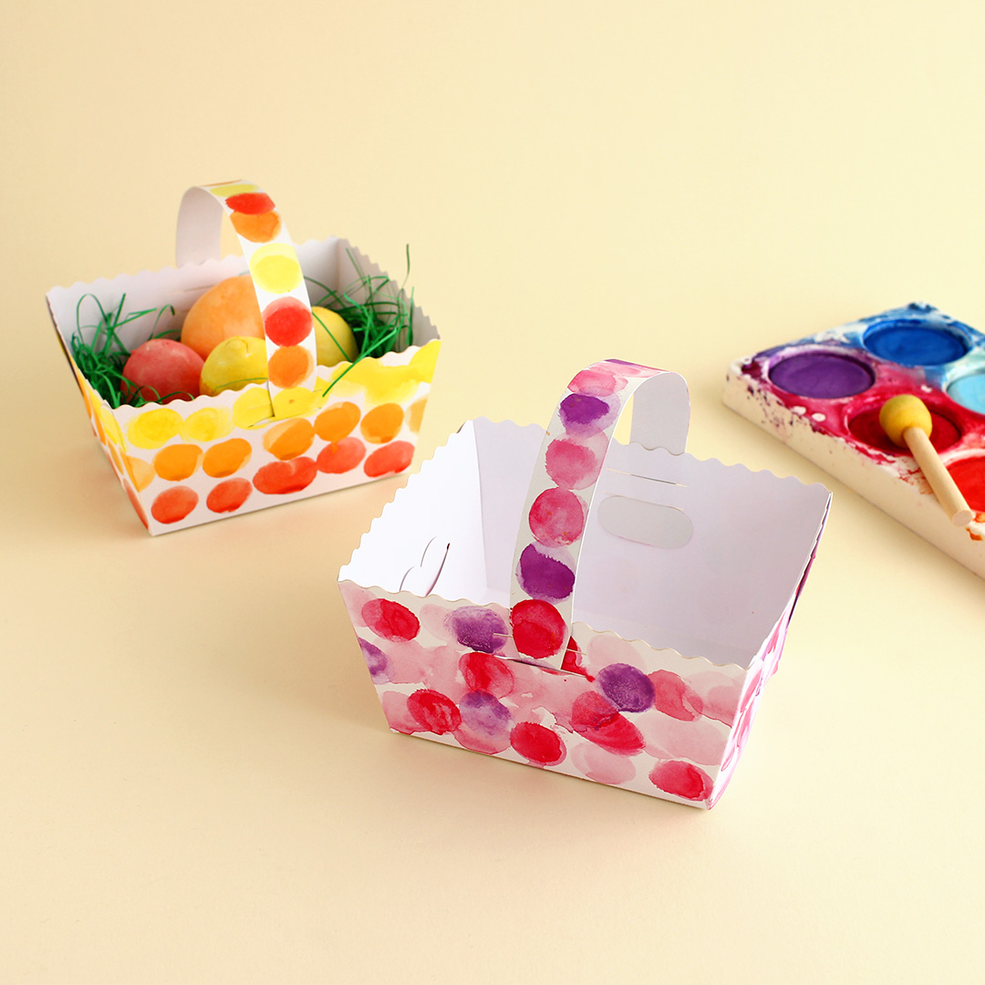 Oster-Körbchen mit bunten Punkten bedruckt