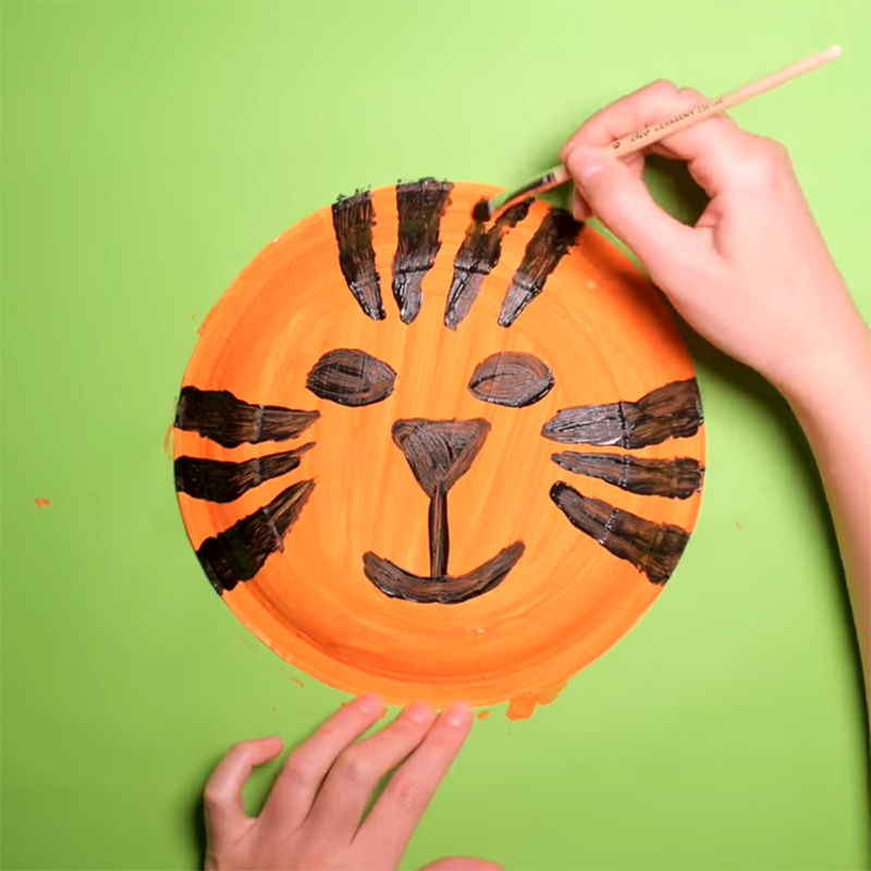 Wie man eine Tiger-Maske aus Papptellern macht