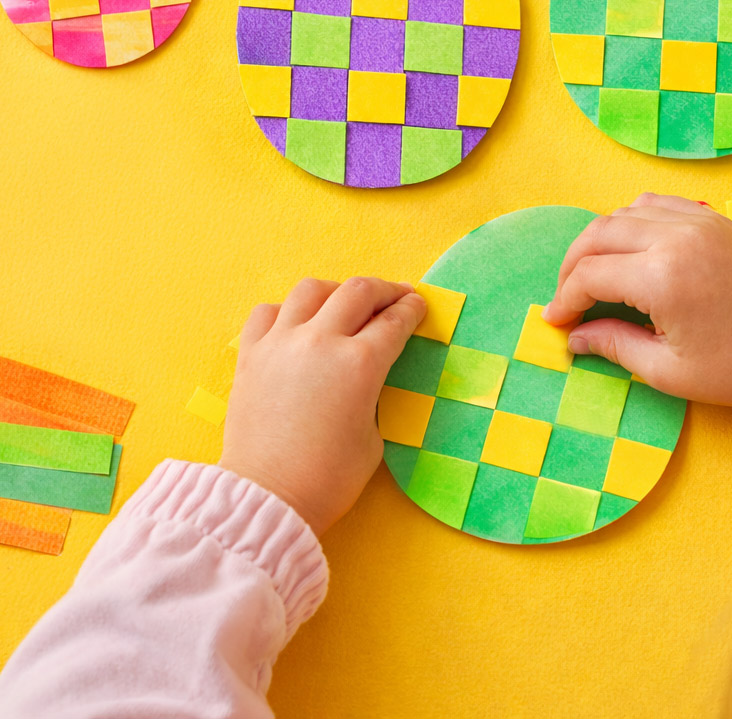 Bunte Flecht-Ostereier – einfach geflochten, groß in der Wirkung