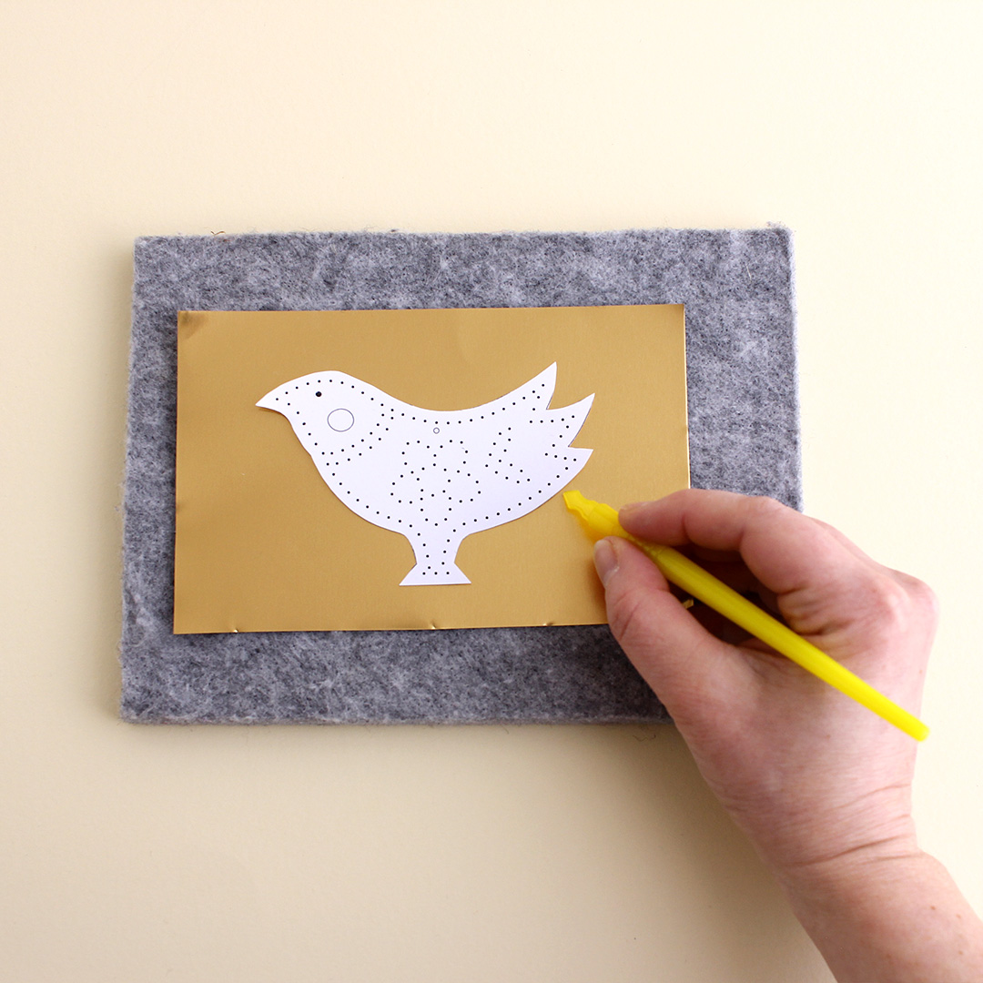 Anleitung: Weihnachtsschmuck aus goldener Prägefolie basteln