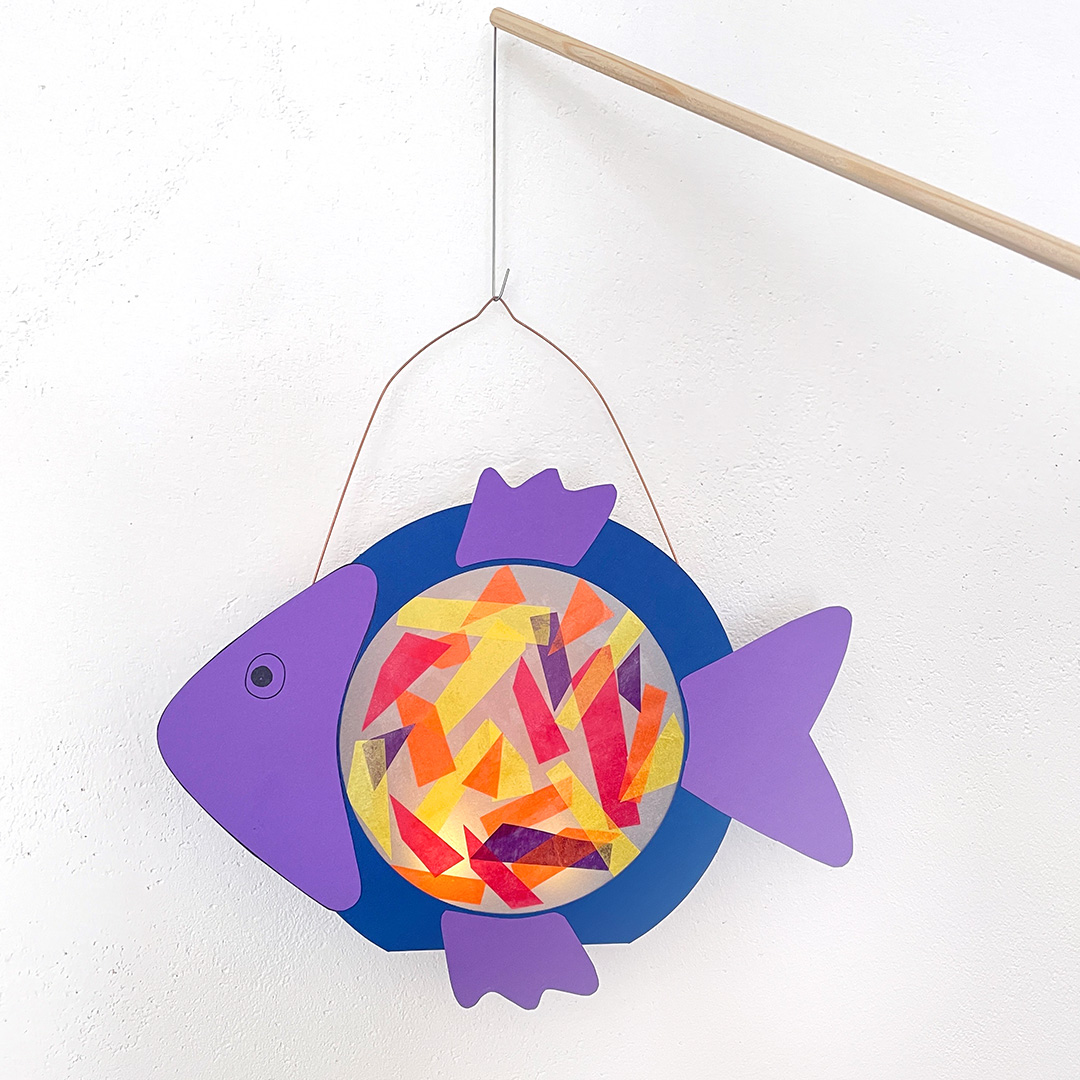 Runde Fisch-Laterne mit bunten Transparentpapier-Schnipseln