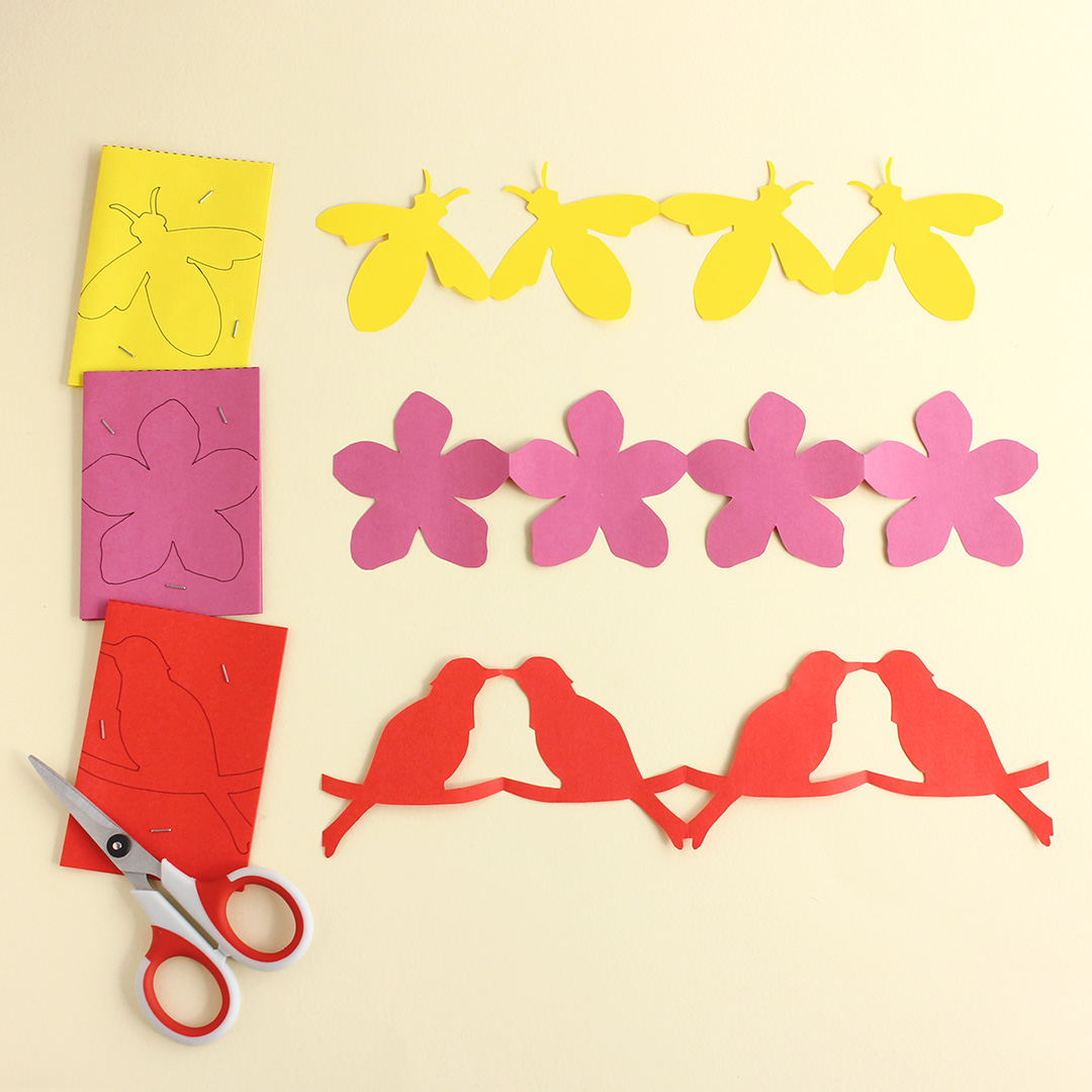 Drei Papierketten mit Frühlingsmotiven: Biene, Blume und Vogel mit ausgedruckten Bastelvorlagen