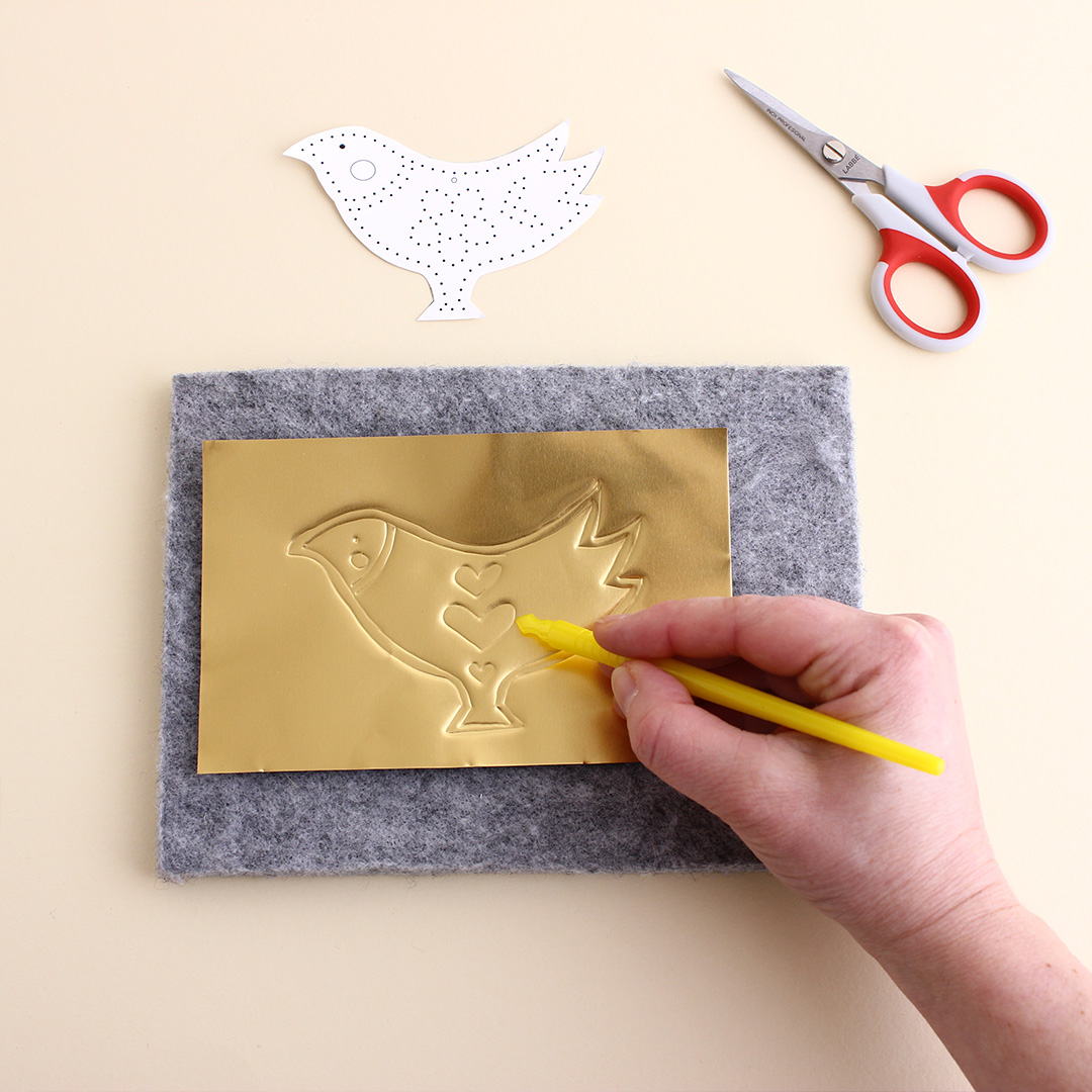 Anleitung: Weihnachtsschmuck aus goldener Prägefolie basteln