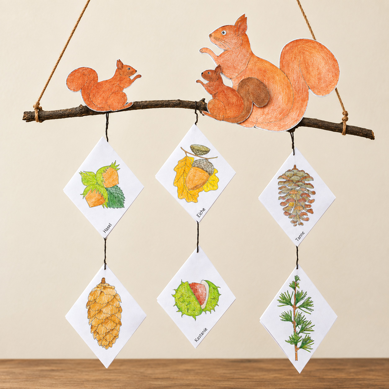 Herbst-Mobile mit Eichhörnchen basteln