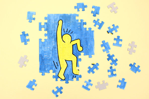 Blanko-Puzzle bemalen mit Keith Haring Figuren